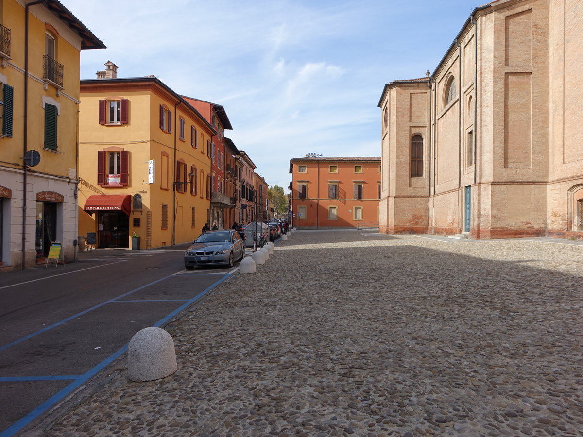 Imola, Gebude an der Piazza del Duomo in der Altstadt (31.10.2017)