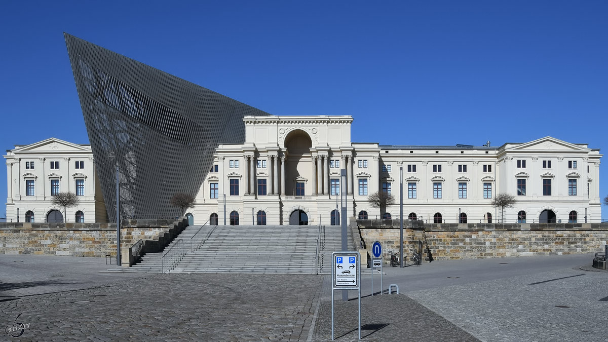 Imposant - ja, die Idee dahinter - nachvollziebar. Trotzdem halte ich diese Art des Umbau´s des Militrhistorischen Museums der Bundeswehr fr fragwrdig. (Dresden, April 2018)