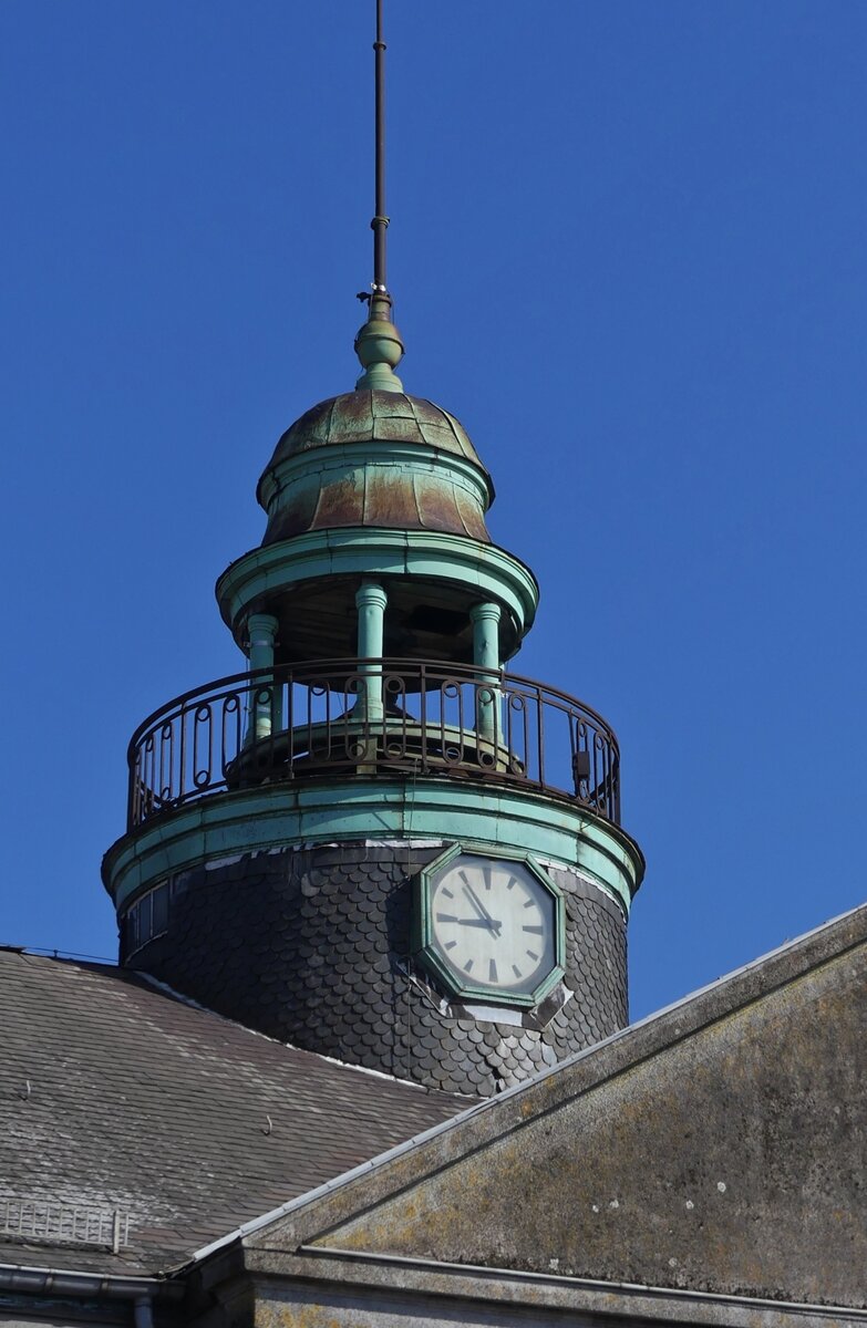 Impressionen aufgenommen vom Vlodukt aus in Esch Belval, eine alte Turmuhr auf dem Gebude der frheren Arbed. 03.2024