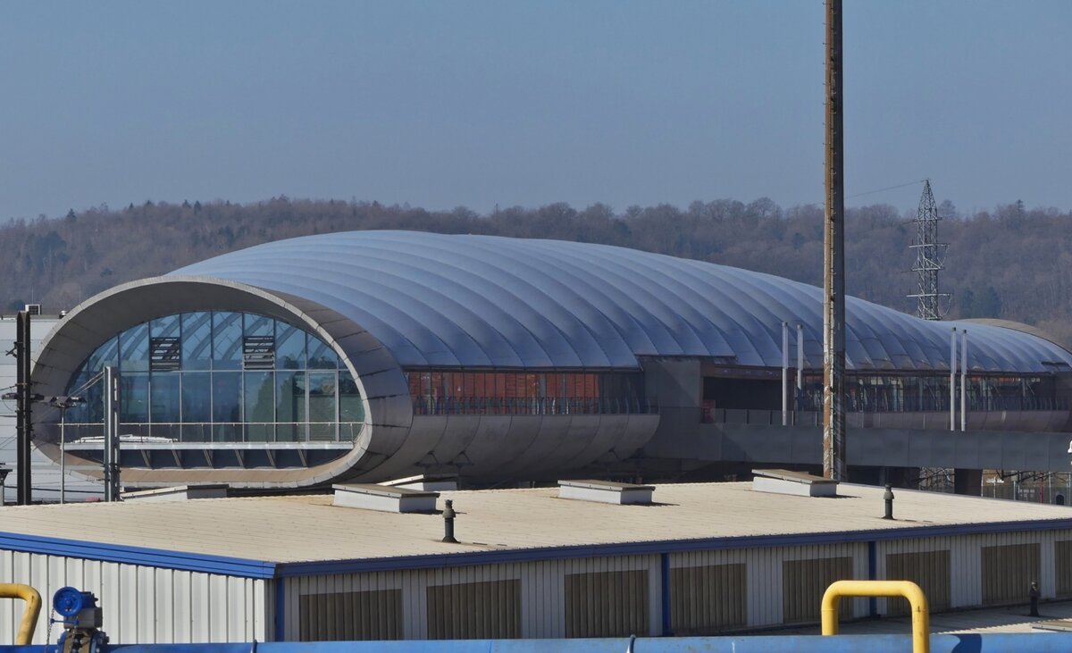 Impressionen aufgenommen vom Vlodukt aus in Esch Belval, blick auf das Bahnhofsgebude von Belval universit. 03.2024