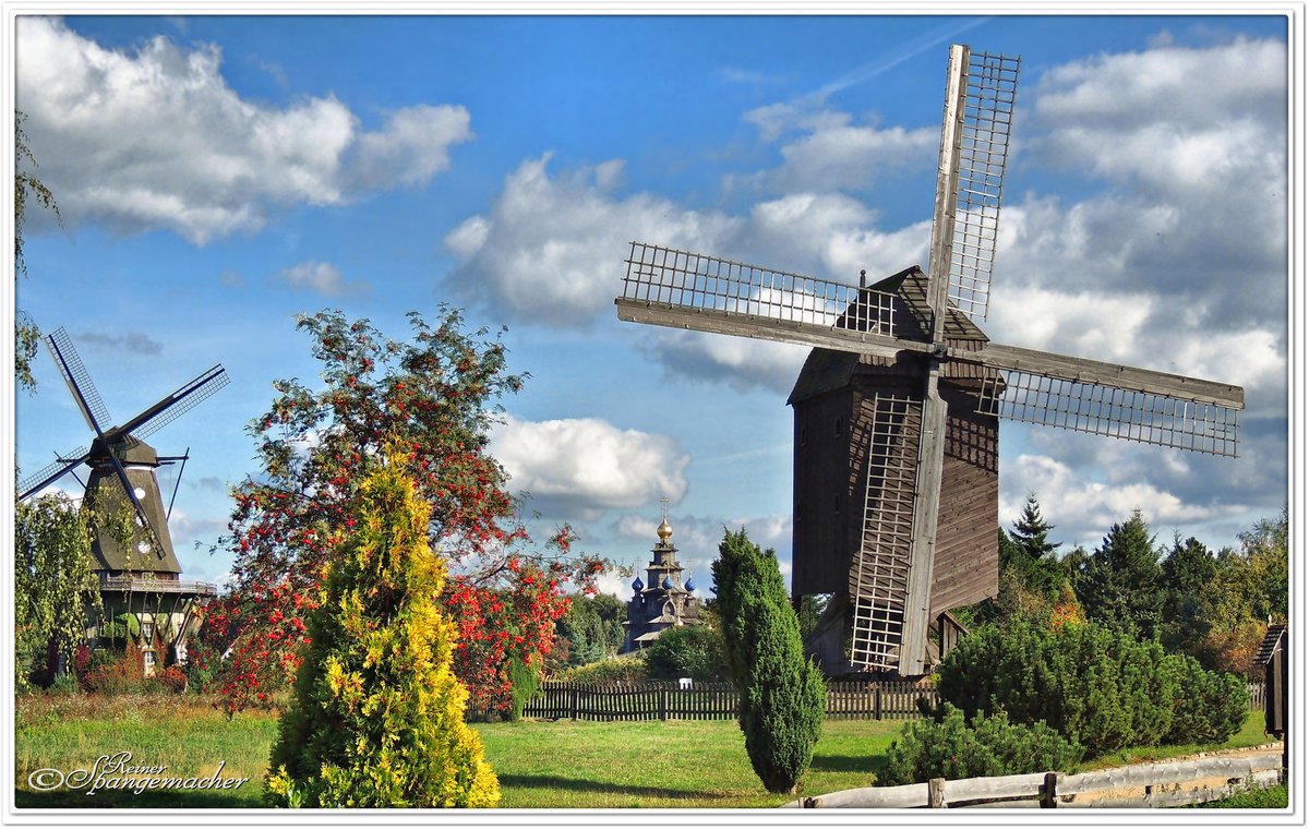 Impressionen aus dem Mhlen-Park in Gifhorn. Im Vordergrund die Bockwindmhle aus Niedersachsen, im Hintergrund der Nachbau der Windmhle von Sancoussie in Potsdam. September 2013.  