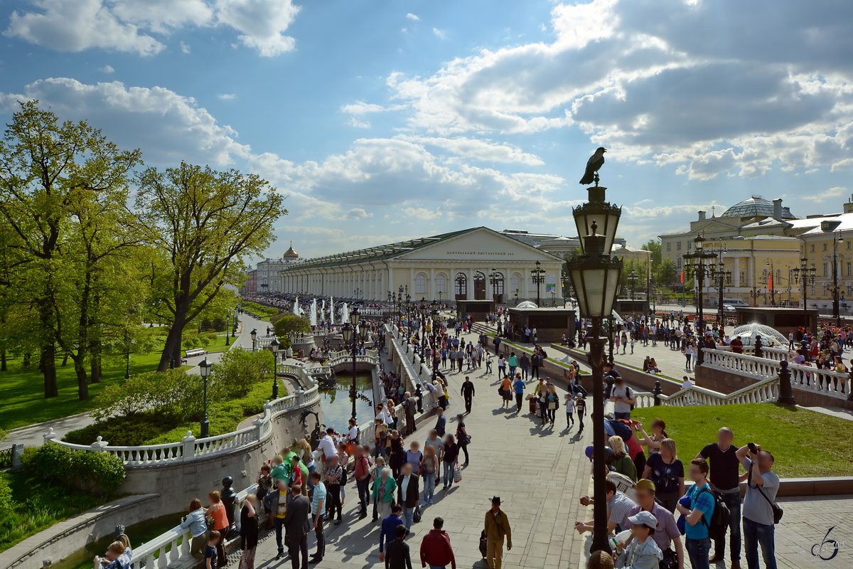 Impressionen aus Moskau, im Hintergrund die 1817 erbaute Manege, eine Paradehalle der Offiziersreitschule zur Ehrung des Sieges ber Napoleon im Jahre 1812.