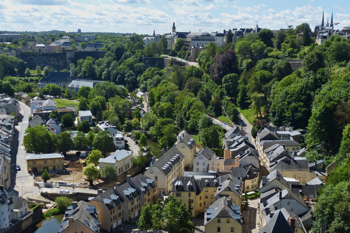 Impressionen der Stadt Luxemburg, Blick von der Roten Brcke in Richtung Sden,unten ist der Stadtteil Pfaffenthalzu sehen, des weiteren Teile der Kassematten und der Festungsmauer mit der Oberstadt. 05.2022