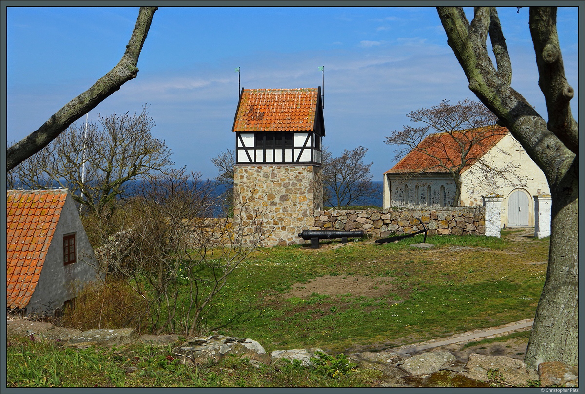 In einer alten Waffenschmiede entstand 1821 die kleine Kirche von Christians. An die alte Funktion erinner die vor der Kirchenmauer abgelegte Kanone. Wie viele Kirchen Bornholms hat sie einen separaten Glockenturm. (24.04.2019)