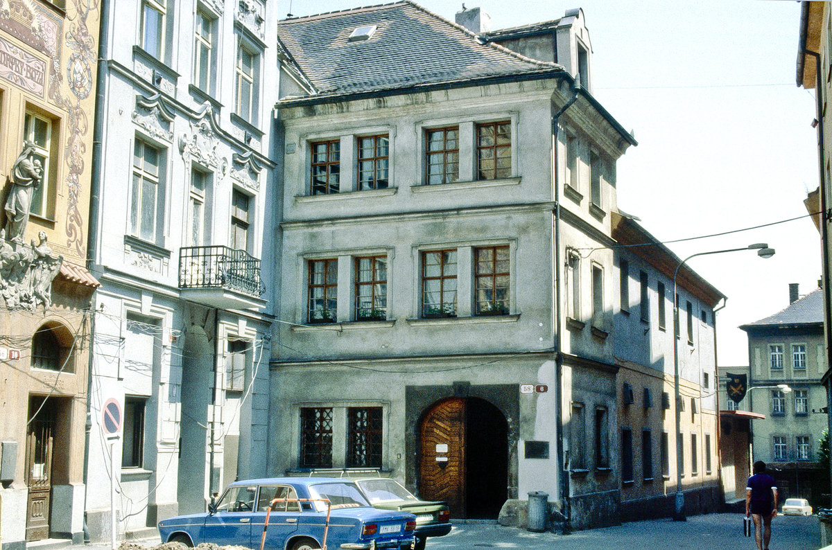In der Altstadt von Plzeň (Pilsen). Bild vom Dia. Aufnahme: Juli 1990.