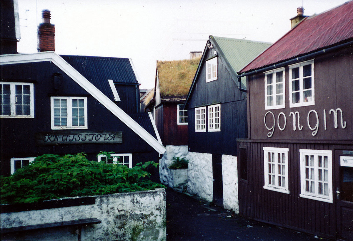 In der Altstadt von Trshavn, die Hauptstadt der Frer. Bild vom Analogfoto. Aufnahme: August 1995.