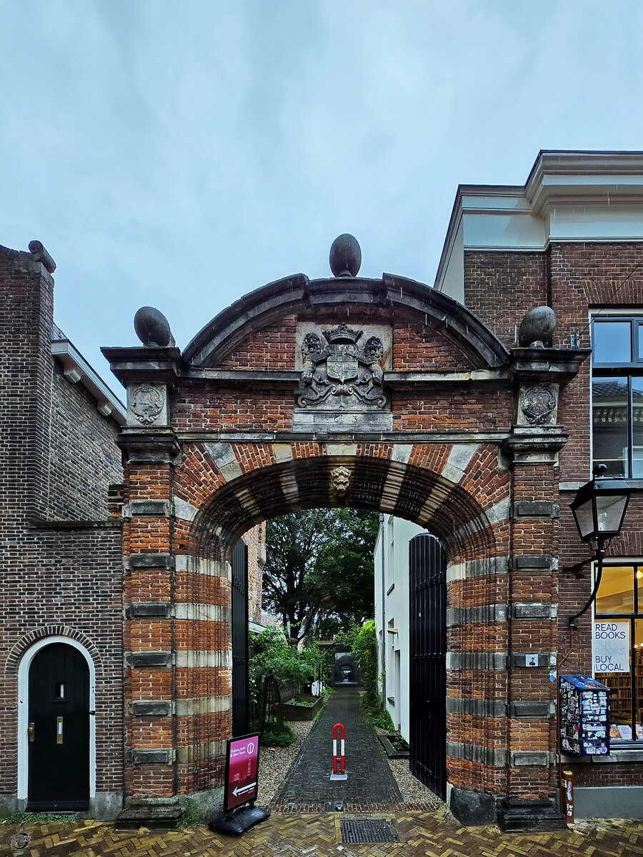 In der Altstadt von Utrecht befindet sich ein kleiner  Flora's Hof  genannter Garten. Hier zu sehen ist das historische Eingangsportal aus dem Jahr 1634. (September 2026)