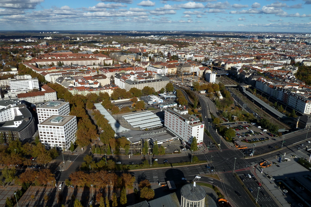 In der Bildmitte der ZOB Berlin am Messedamm. Es ist der Zustand vor dem Umbau der z.Zt. noch nicht abgeschlossen ist. Siehe dazu weitere Bilder von mir hier bei Staedte-Fotos.de.  Foto: 28.10.2012