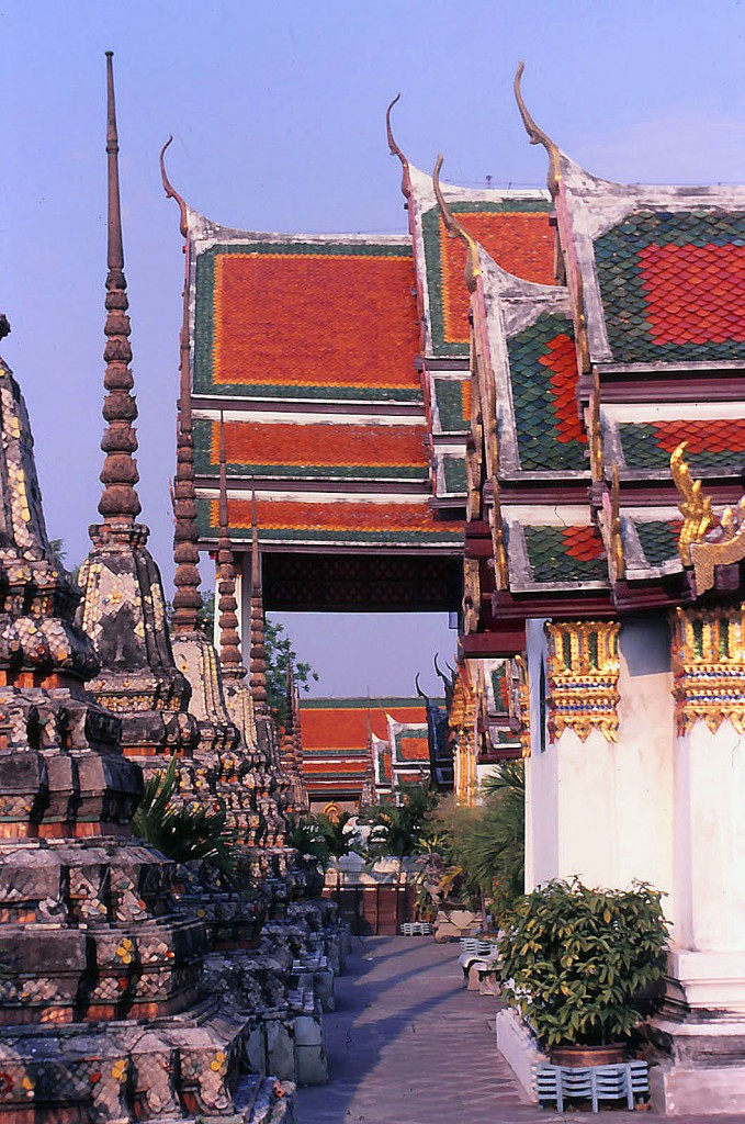 In der buddhistischen Tempelanlage Wat Phra Kaeo in Bangkok. Aufnahme: Februar 1989 (Bild vom Dia).