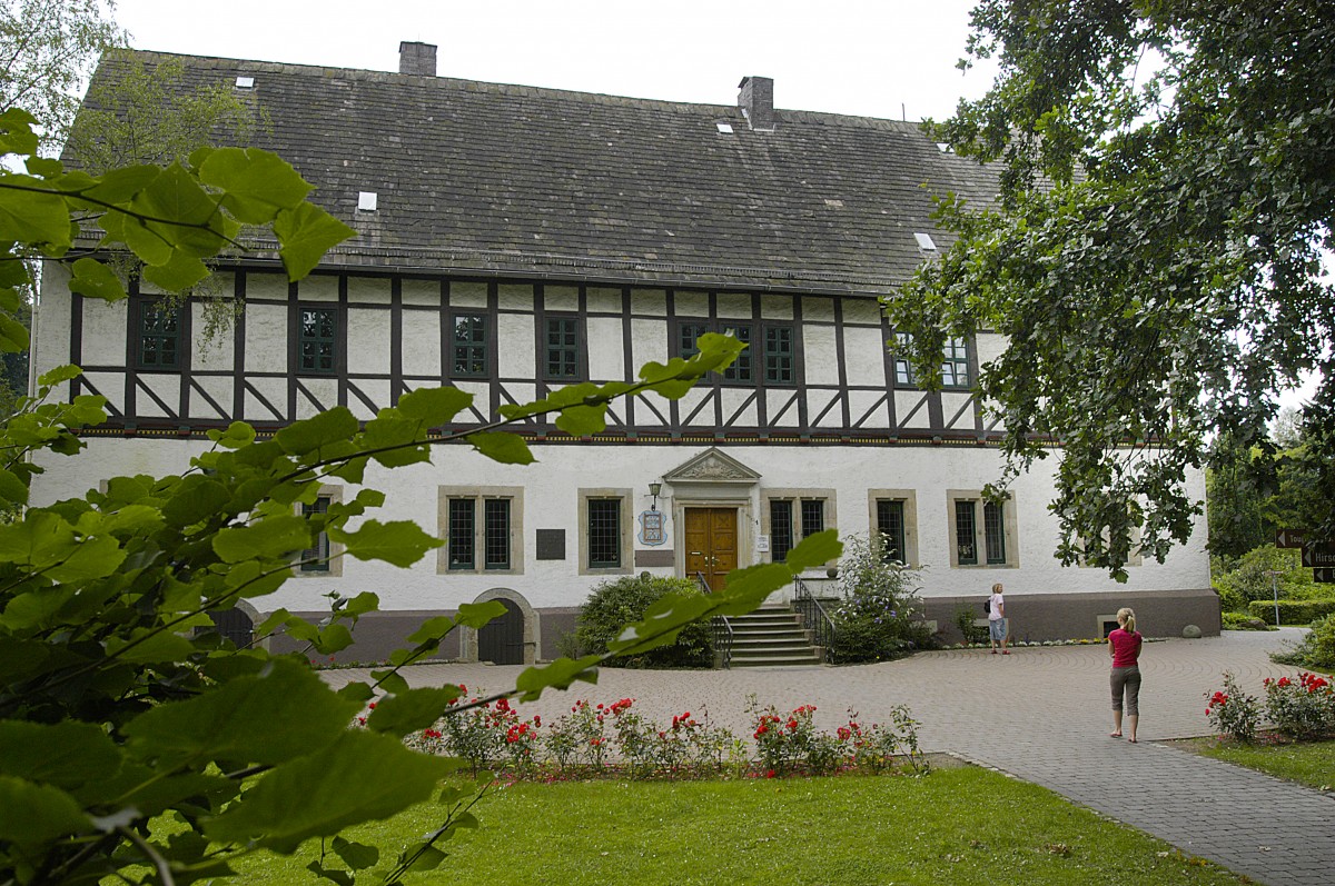 In diesem Gutshaus in Bodenwerder wurde Hieronymus Carl Friedrich Freiherr von Mnchhausen 1720 geboren. Hier verbrachte er seine ersten 13 Lebensjahre. Seit 1936 ist das Haus Eigentum der Stadt Bodenwerder und dient heute als Rathaus. Aufnahme: Juli 2007.
