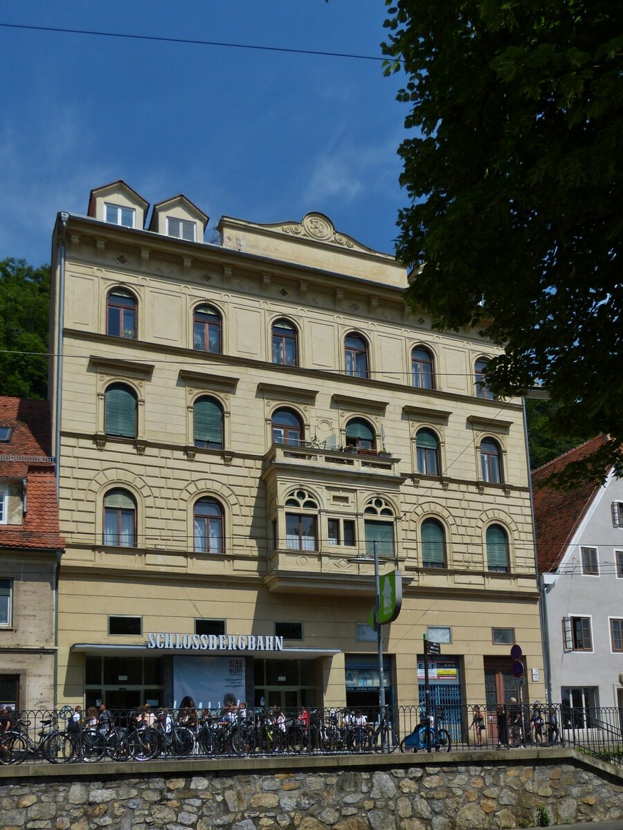 In diesem Haus befindet sich Talstation der Schlossbergbahn in Graz. 02.06.2023