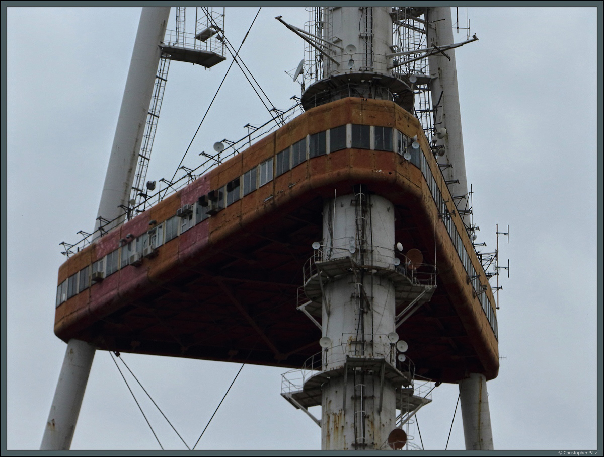 In einem dreieckigen Geschoss ist ein Groteil der Technik des 274 m hohen Fernsehturms Tiflis untergebracht. Der Turm 1972 erbaut und ist seit einem Brand 2004 nicht mehr ffentlich zugnglich. (Tiflis, 16.09.2019)
