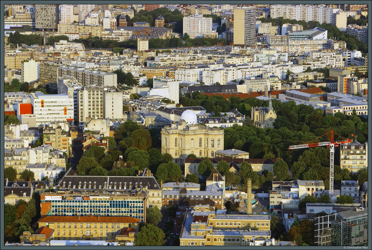 In einem kleinen Park im Husermeer von Paris befindet sich das Observatorium, eine der bedeutendsten astronomischen Forschungseinrichtungen Frankreichs. Rechts hinter dem Observatorium befindet sich die Kapelle der Josefschwestern von Cluny. (Paris, 18.07.2018)