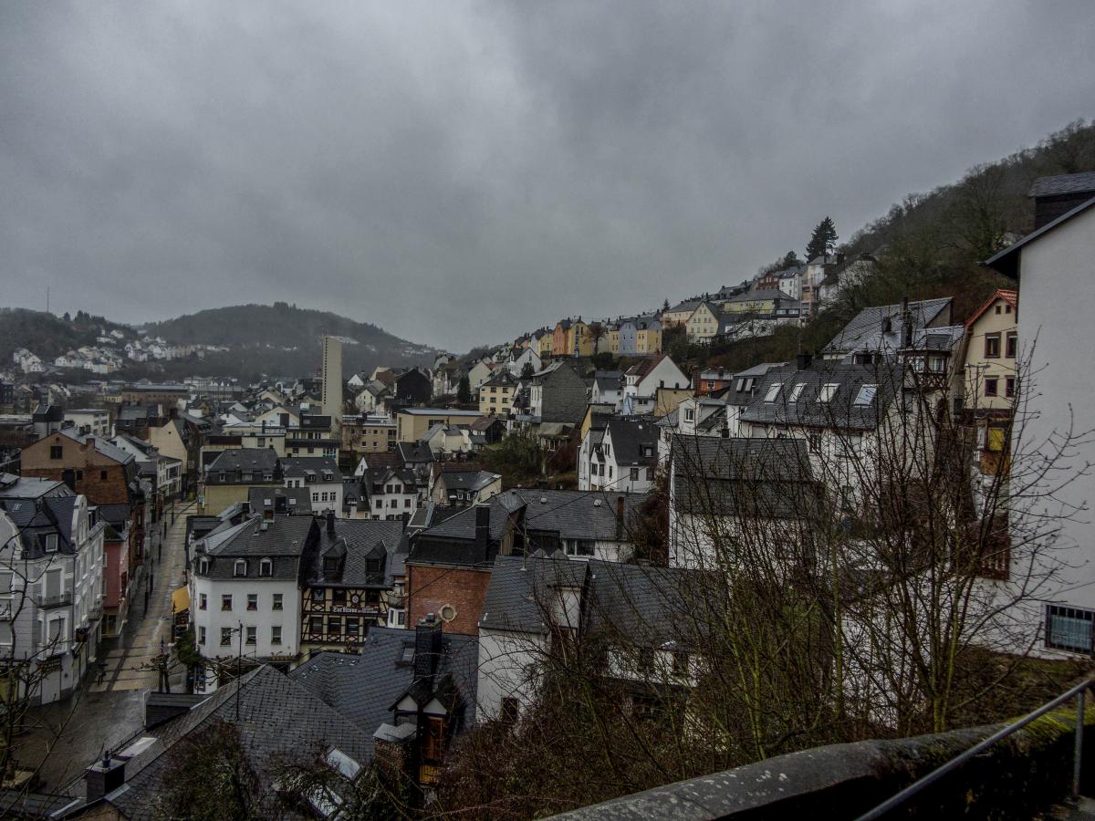 In einem Teil von Oberstein gibt es statt die gewhnte Strassen sehr enge Gehwege mit vielen Treppen. Ab und zu gibt es auf beide Seiten Gebude, hier ist aber eine Seite frei, so gibt es ein schnes Aussicht (29.01.2013)