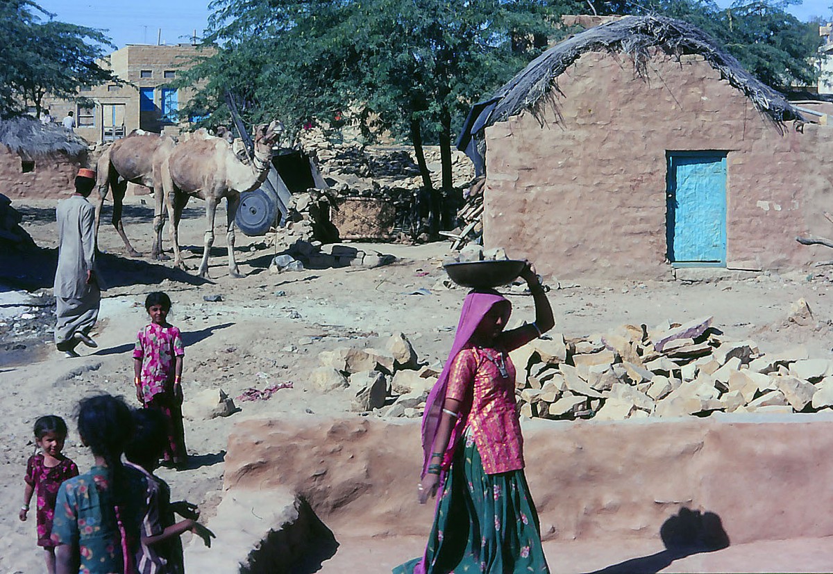 In einem Viertel von Jaisalmer in Rajastan. Aufnahme: November 1988 (Bild vom Dia).