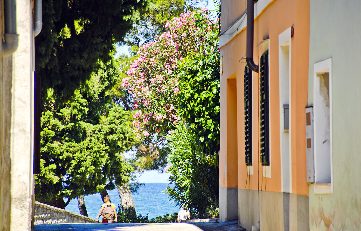 In der Gasse Kopalika ulica in Izola, Slowenien. Aufnahme: 27. Juli 2016.