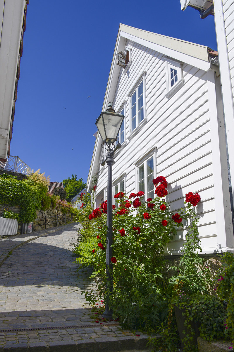 In der Gasse Smmesmauet in der Stavanger Altstadt (Gamle Stavanger) in Norwegen. Aufnahme: 2. Juli 2018.