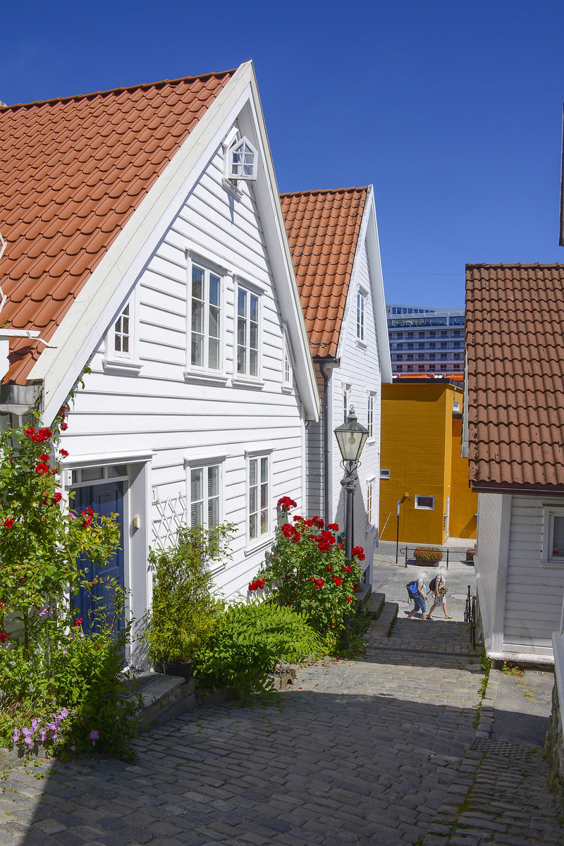 In der Gasse Smmesmauet in der Stavanger Altstadt (Gamle Stavanger) in Norwegen. Aufnahme: 2. Juli 2018.