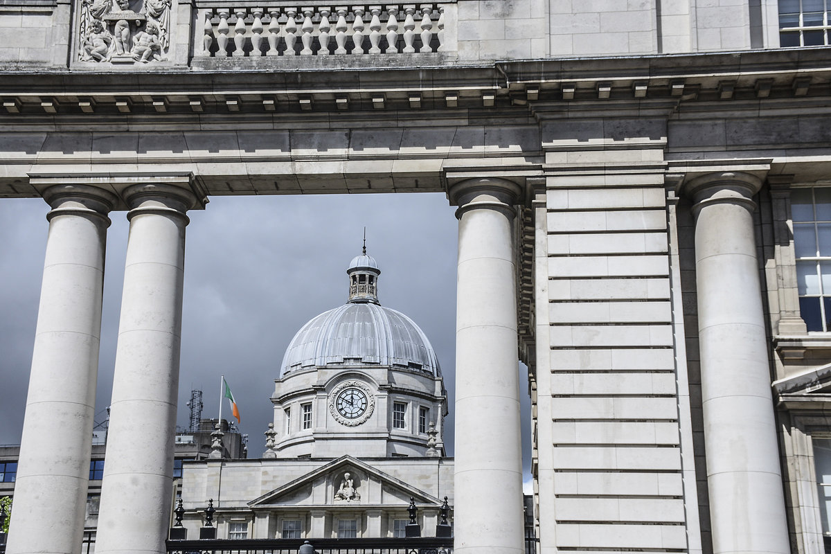 In den Government Buildings (irisch Tithe an Rialtais), Merrion Street, Dublin, sind das Ministerium des Premierministers, die Ratskammer, in der die Regierungssitzungen stattfinden, das Finanzministerium und das Bro des Generalstaatsanwalts untergebracht. Aufnahme: 10. Mai 2018.