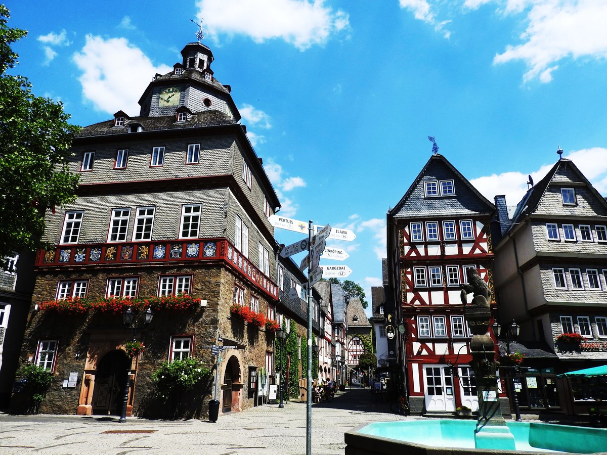 IN HERBORN/WESTERWALD,EINEM  HESSISCHEN ROTHENBURG 
Immer wieder neue Fotomotive bieten sich dem Besucher im hessischen Westerwaldstdtchen HERBORN/DILL,
wie hier auf dem ehemaligen BUTTERMARKT,heute Marktplatz,mit prchtigen Brgerhusern und frheren
Kaufmannshusern,am 19.7.2018...
im historischen Rathaus mit seinem markanten Uhrturm,1626 nach dem Stadtbrand neu errichtet,befindet sich bis heute die Stadtverwaltung....einfach nur wunderschn......