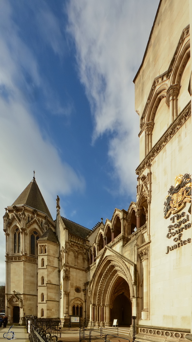 In den Jahren von 1874 bis 1882 wurde das Gebude der Knigliche Gerichtshfe (Royal Courts of Justice) errichtet. (London, Februar 2015)