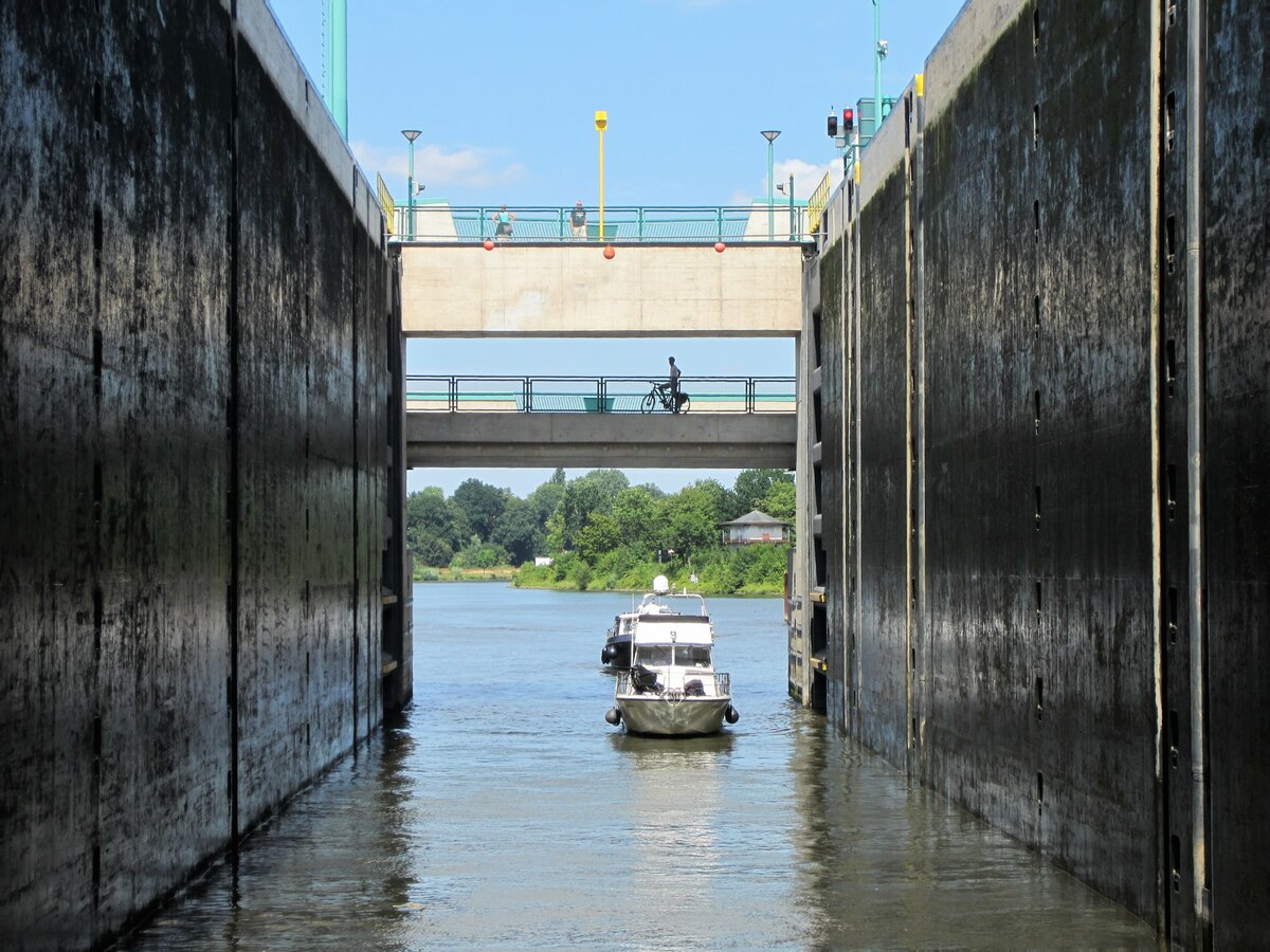 In der Kammer der 2017 erffneten Weserschleuse. Sie verbindet die Weser mit dem 13m hher gelegenen Mittellandkanal bei Minden. 03.08.2022