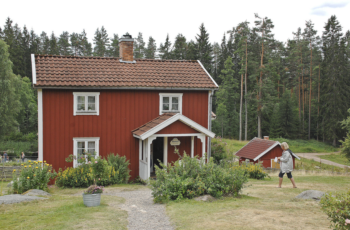 In Katthult kann man zwischen den Husern spazieren und die Atmosphre und Details der Michelfilme von Astrid Lindgren wieder erkennen. Hier ist das Haus Drnstugan von Alfred zu sehen.
Aufnahme: 21. Juli 2017. 