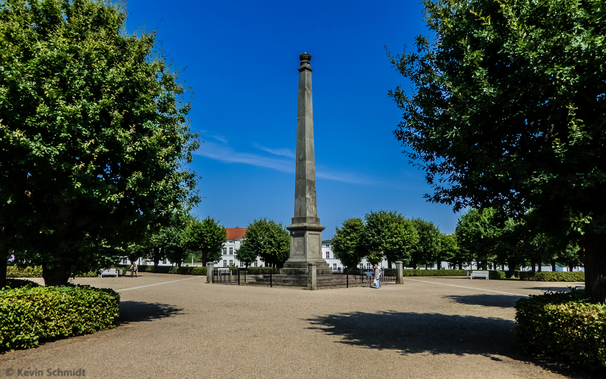 In der Mitte des Circus in Putbus erinnert dieser Obelisk an die Ortsgrndung. Der Circus ist ein Rondellplatz, der von klassizistischen Gebuden umgeben wird. Das gesamte Ensemble wurde 1845 fertiggestellt. (26.07.2014)