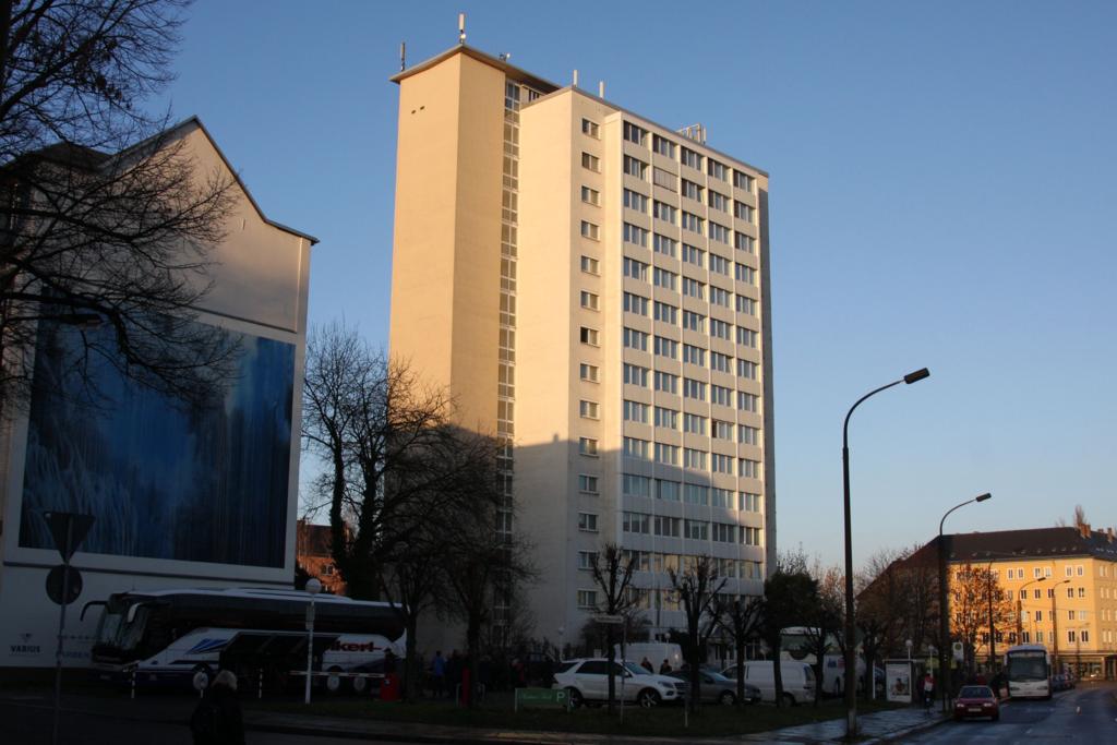 In der Morgensonne des 8.12.2014 ragt das Hochhaus  Hotel Residenz  in Chemnitz empor.