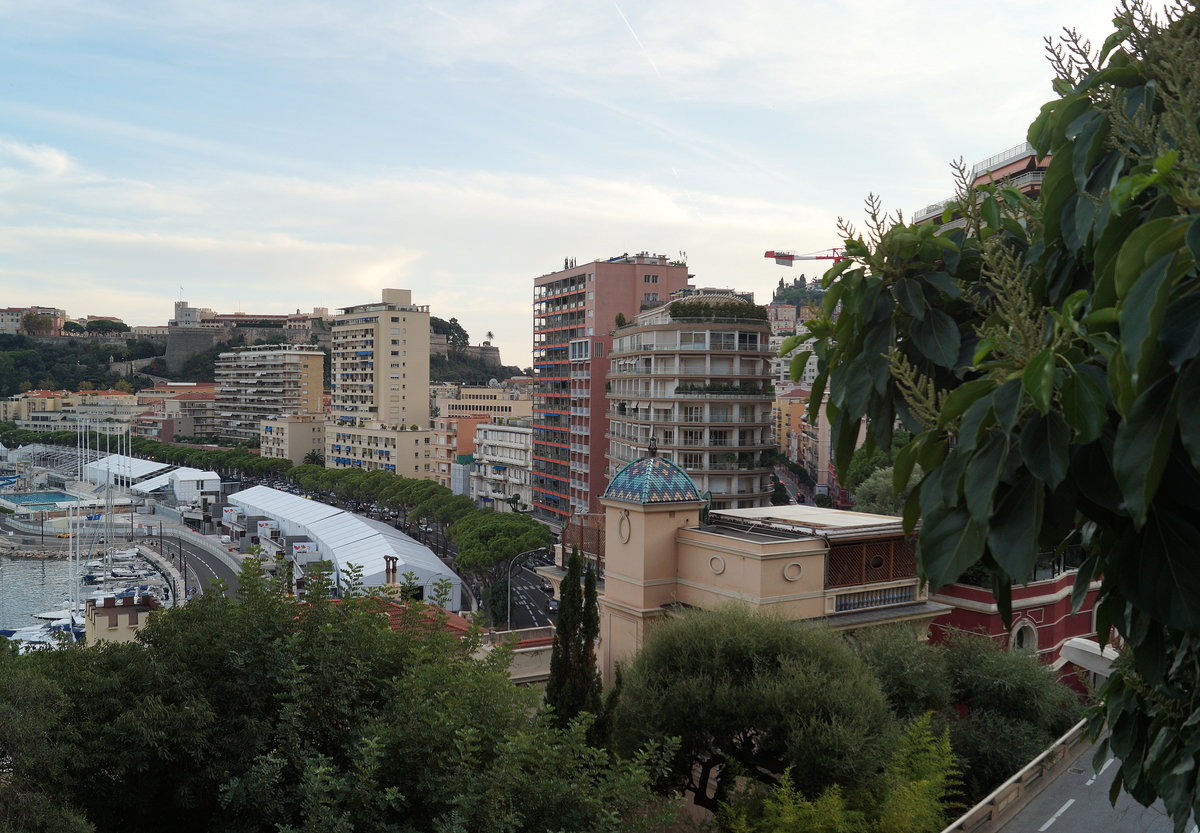 In der Nähe des Bahnhofes Monaco-Monte-Carlo, im Hintergrund Hafen und Fürstenpalast, 08.09.2018.