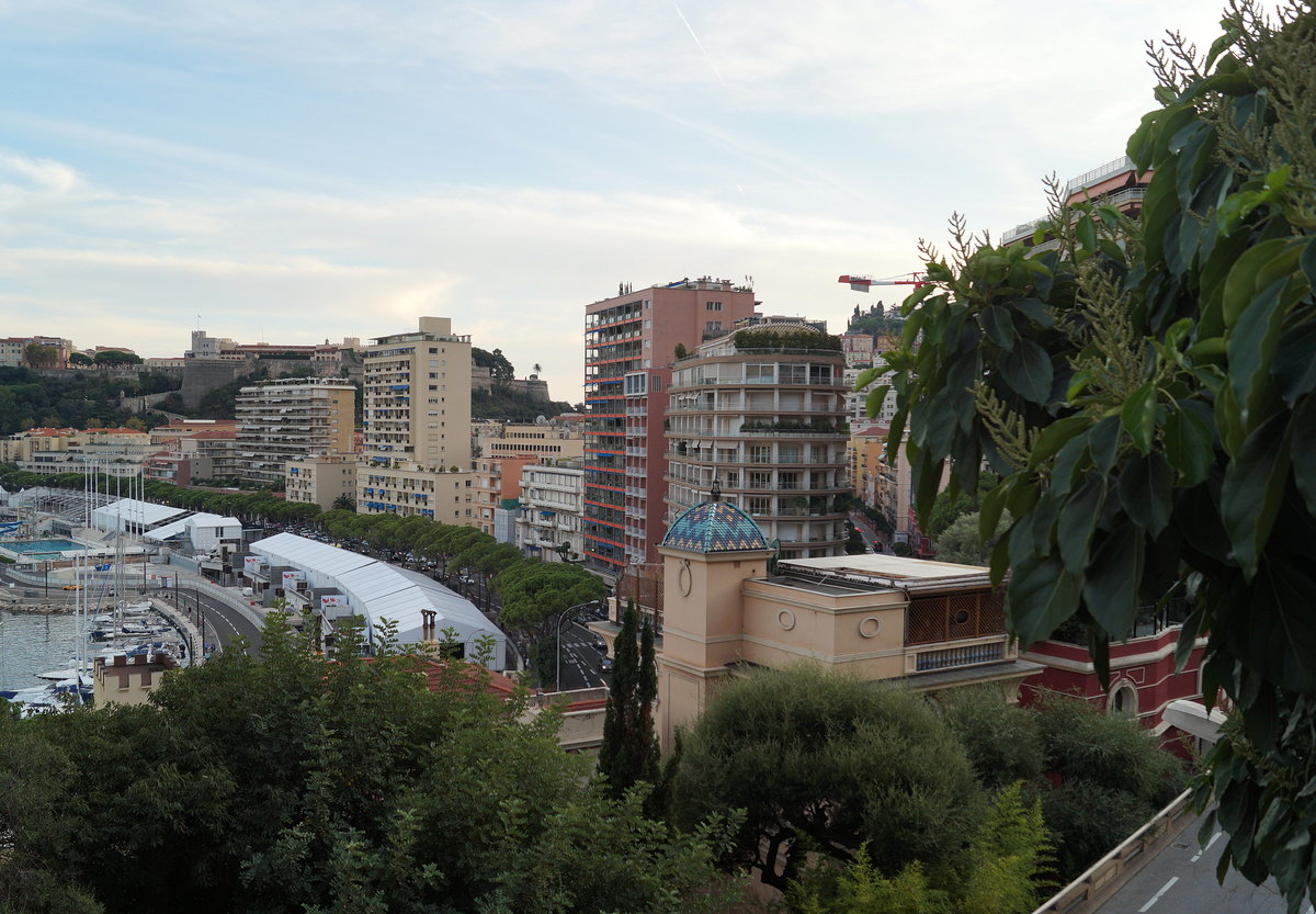 In der Nhe des Bahnhofes Monaco-Monte-Carlo, im Hintergrund Hafen und Frstenpalast, 08.09.2018.