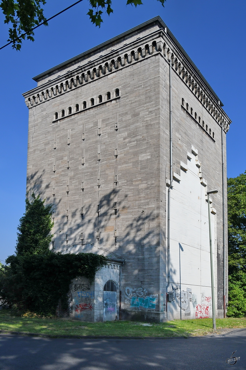 In der Nhe des Hauptbahnhofes Wanne-Eickel steht dieser Hochbunker, welcher sich nicht auf Anhieb als ehemaliger Luftschutzturm identifizieren lsst. (Juni 2019)