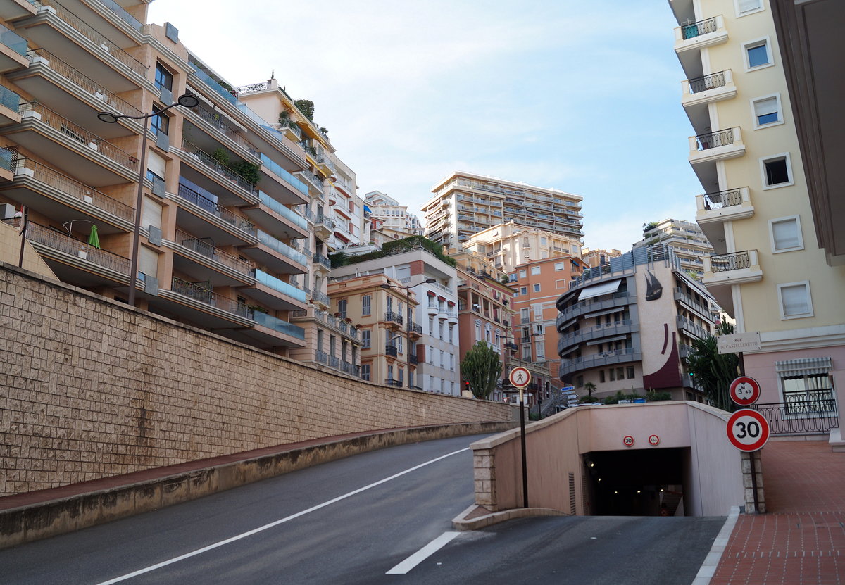 In der Nhe der Rue du Castelleretto in Monaco erheben sich mchtige Hochhuser, 08.09.2018.