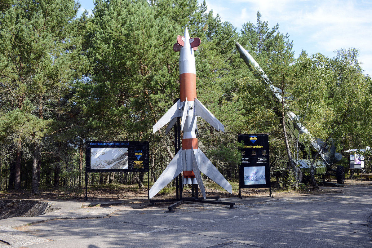 In der Nhe von Rumbke (heute Rąbka) westlich von Leba in Hinterpommern entstand die Raketenerprobungsstelle in Zusammenarbeit mit Rheinmetall-Borsig um dort vor allem Boden-Luft-Raketen des Typs Rheintochter zu testen. Die Raketen wurde dabei auf die See geschossen, wo sie keinen Schaden anrichten konnten. 
Aufnahme: 17. August 2020.