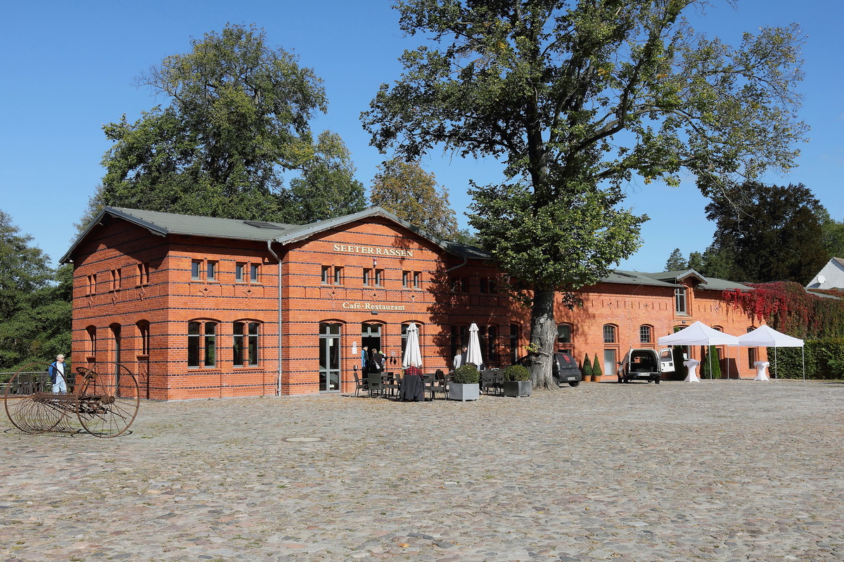 In Nauen in dem Ortsteil Gro Behnitz befindet sich das Landgut A. Borsig Kontor GmbH & Co KG, hier das ehemalige Geflgelhaus und Klberstall , heute ein Restaurant. Besucht am 30. September 2015. 