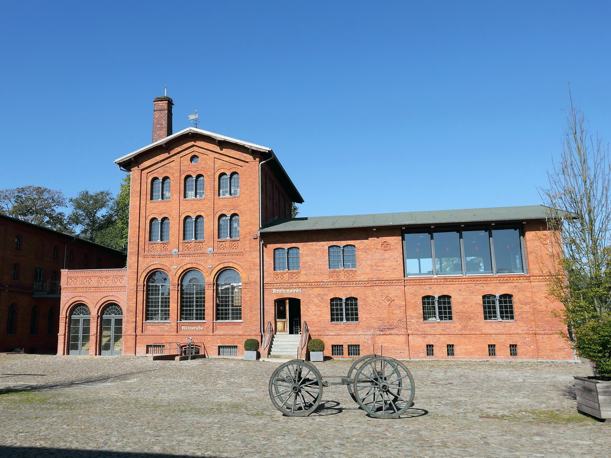 In Nauen mit dem Ortsteil Gro Behnitz befindet sich auf dem Landgut eine Brennerei  mit einem Zentrum fr historisches Handwerk mit einer Borsig Dampfmaschine aus 1934 und eine Weinstube, gesehen am 30. September 2015.