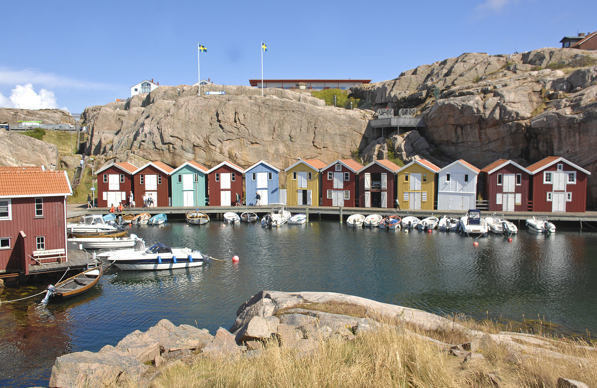 In Smgen lsst sich die Schnheit Schwedens an nur einem kleinen Ort erkunden. Die Smgenbryggan ist ein fast ein Kilometer langer Holzsteg. Die Promenade direkt am Yachthafen schlngelt sich entlang der Granitfelsen dem Hafen entlang.

Aufnahme: 2. August 2017.