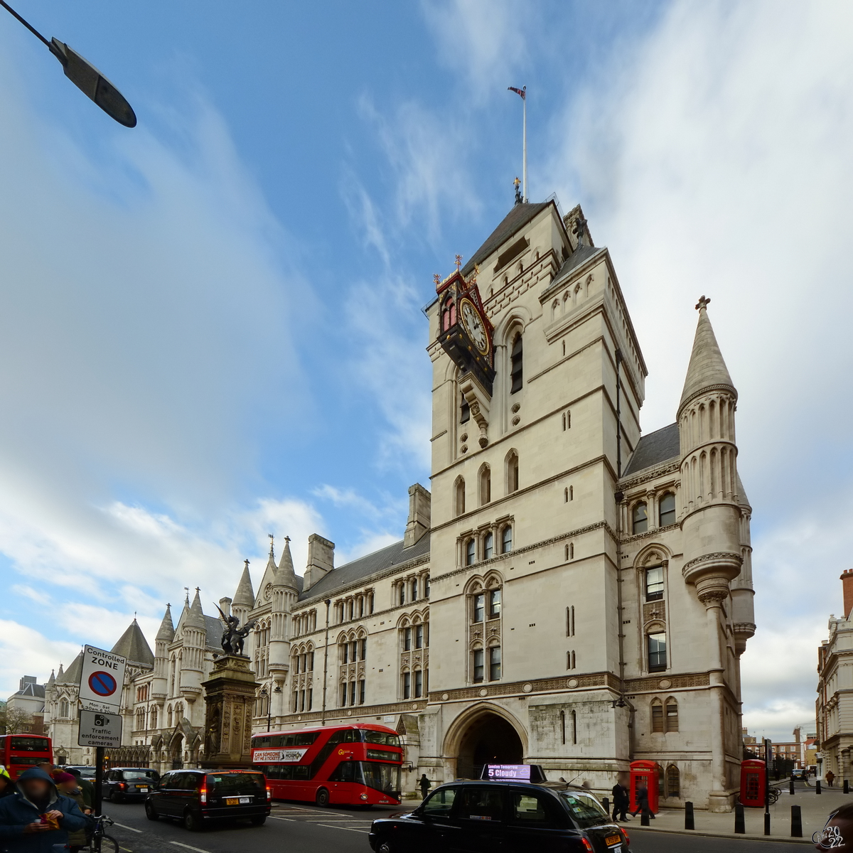 In der Sptphase des Gothic Revival entstand dieses Gebude der Knigliche Gerichtshfe (Royal Courts of Justice) in London. (Februar 2015)