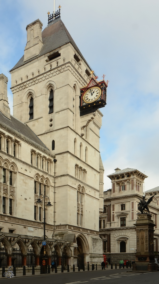 In der Sptphase des Gothic Revival entstand dieses Gebude der Knigliche Gerichtshfe (Royal Courts of Justice) in London. (Februar 2015)