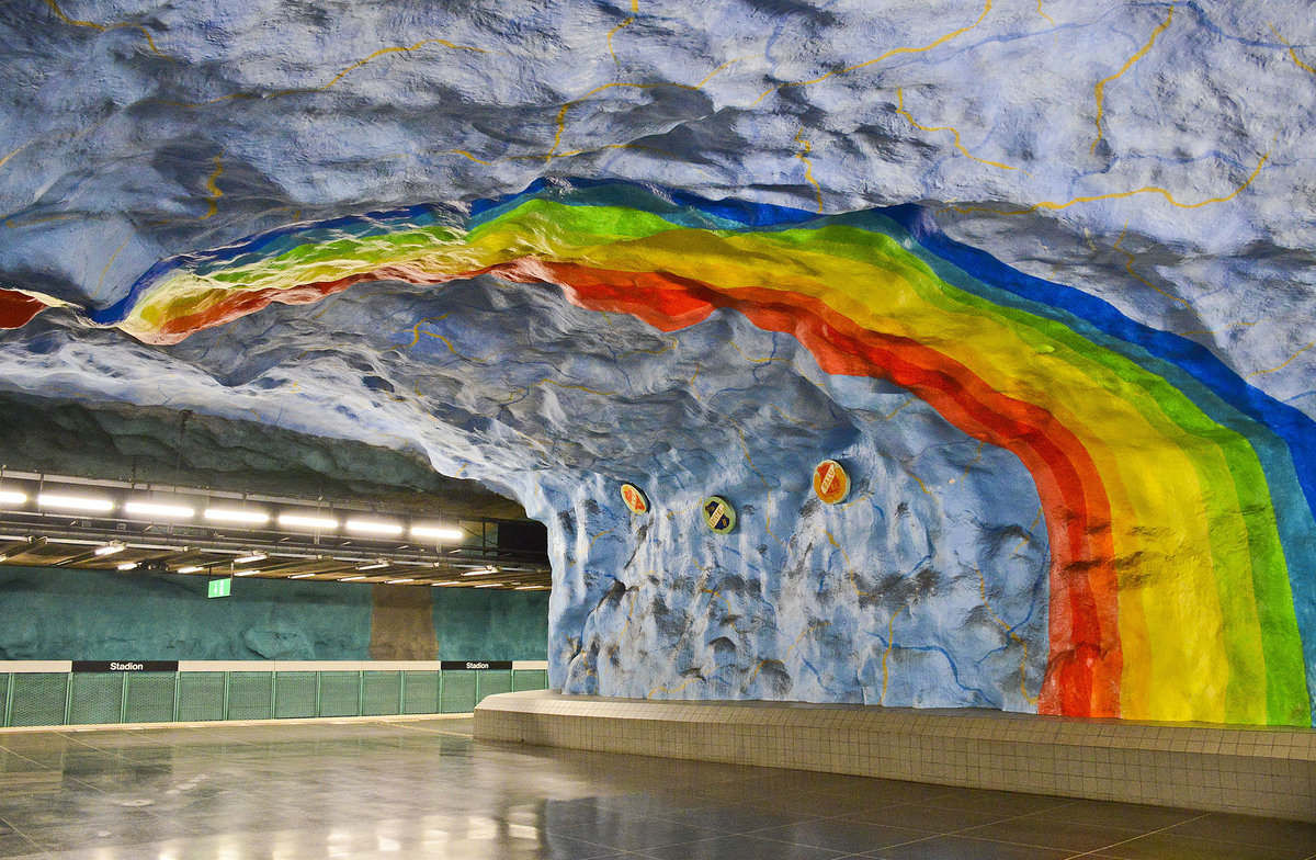 In Stockholm soll man einen Blick in den Untergrund wagen, denn dort befindet sich eine der schnsten Sehenswrdigkeiten der Stadt. In den U-Bahn Stationen in Stockholm ist Kunst angesagt. Die Stockholmer Tunnelbana, oder auch T-Bana, hlt an 110 Stationen. Mehr als 90 wurden von lokalen Stockholmer Knstlern gestaltet. Auf dem Bild: U-Bahnhof Stadion.
Aufnahme: 28. Juli 2017.