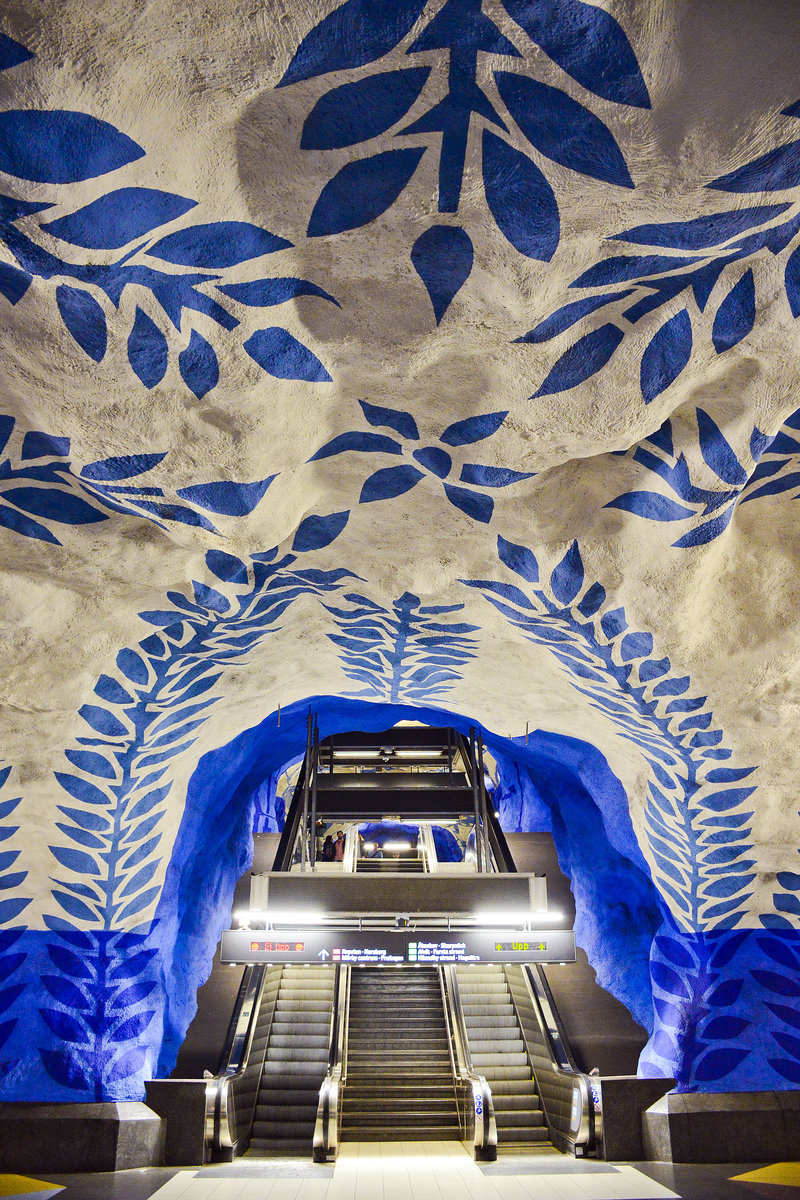 In Stockholm sollte man aber auch einen Blick in den Untergrund wagen, denn dort befindet sich tatschlich eine der schnsten Sehenswrdigkeiten der Stadt. In den U-Bahn Stationen in Stockholm ist Kunst angesagt. Hier am U-Bahnhof T-Centralen.
Aufnahme: 27. Juli 2017.