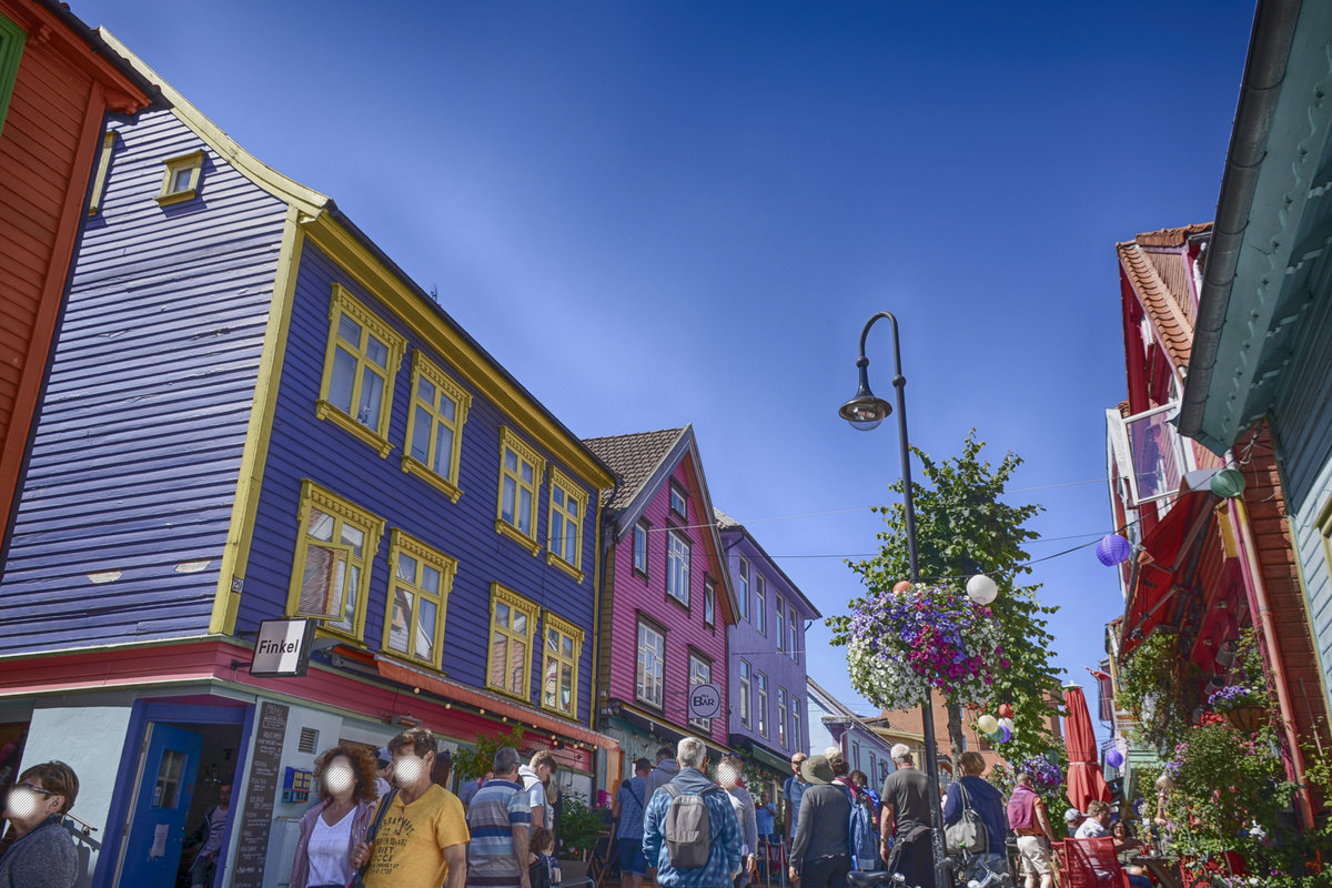 In der Strae vre Holmegate im Zentrum von Stavanger findet man spezielle Geschfte, Cafes und Lden, in denen Kunst verkauft wird. Aufnahme: 3. Juli 2018.