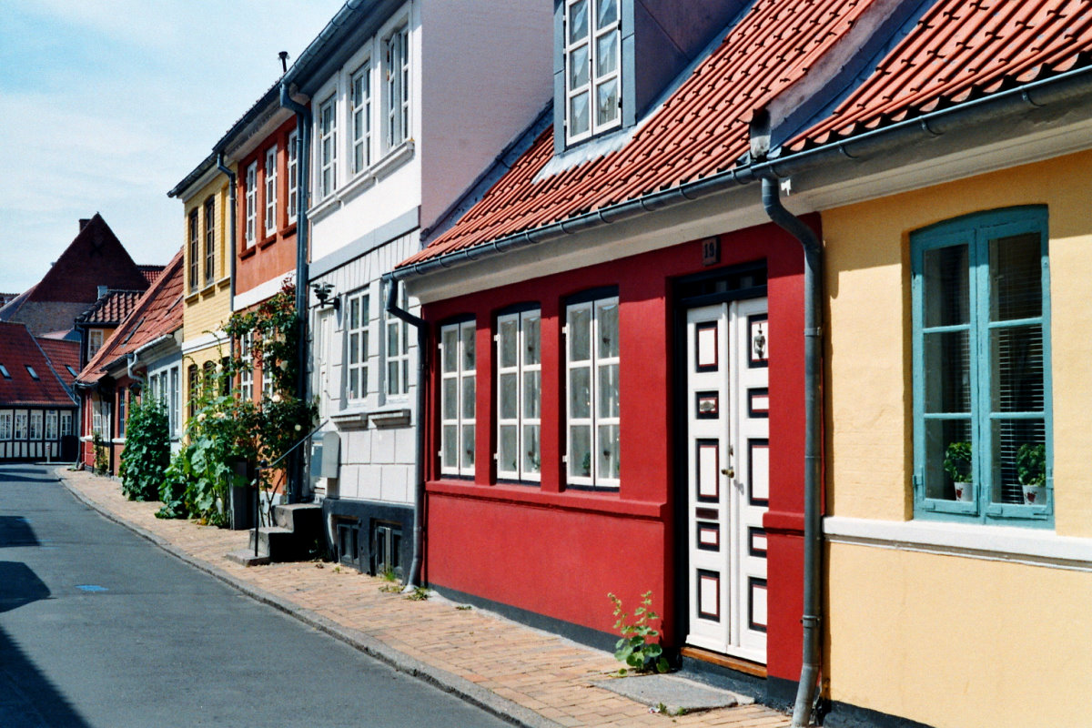 In der Trngate von Fborg. Da meine Digicam Versagte, wurde das Foto mit einer Pentacon Pentina fm von 1964 aufgenommen. Belichtungszeit 1/60, Blende 16. Fborg, 21.06.2015