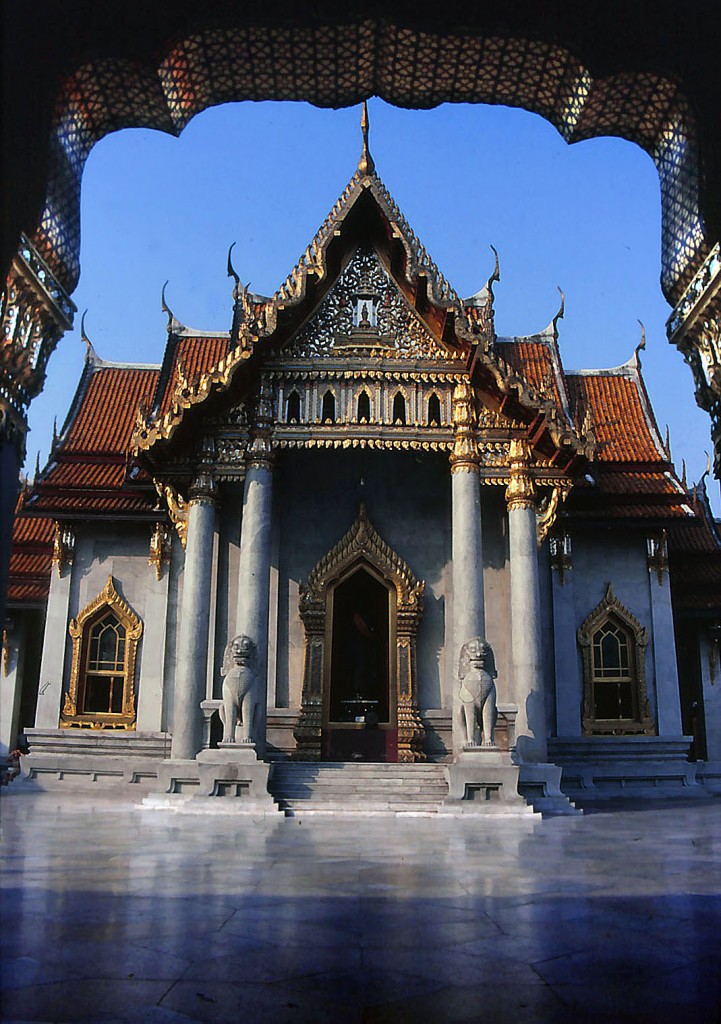 In der Tempelanlage Wat Phra Kaeo in Bangkok. Aufnahme: Februar 1989 (Bild vom Dia).