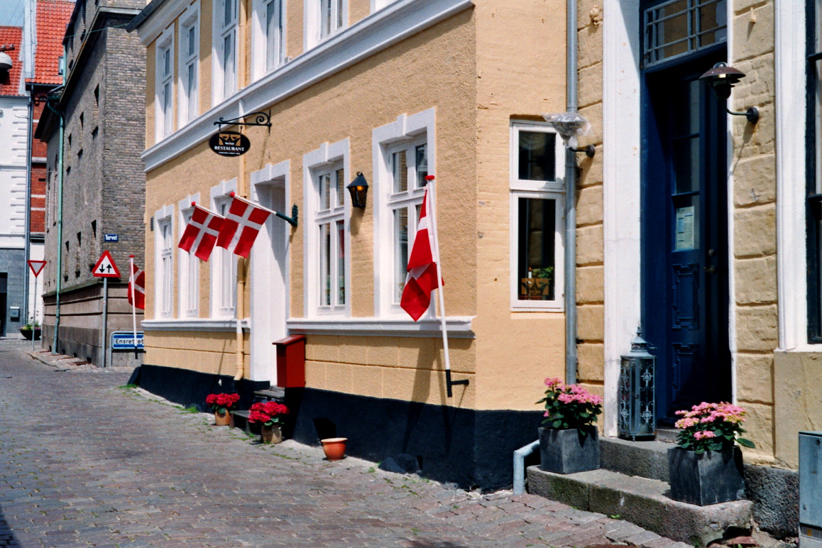 In der Torvegade von Fborg. Das Foto  wurde mit einer Pentacon Pentina fm von 1964 aufgenommen. Belichtungszeit 1/60, Blende 16. Fborg, 21.06.2015