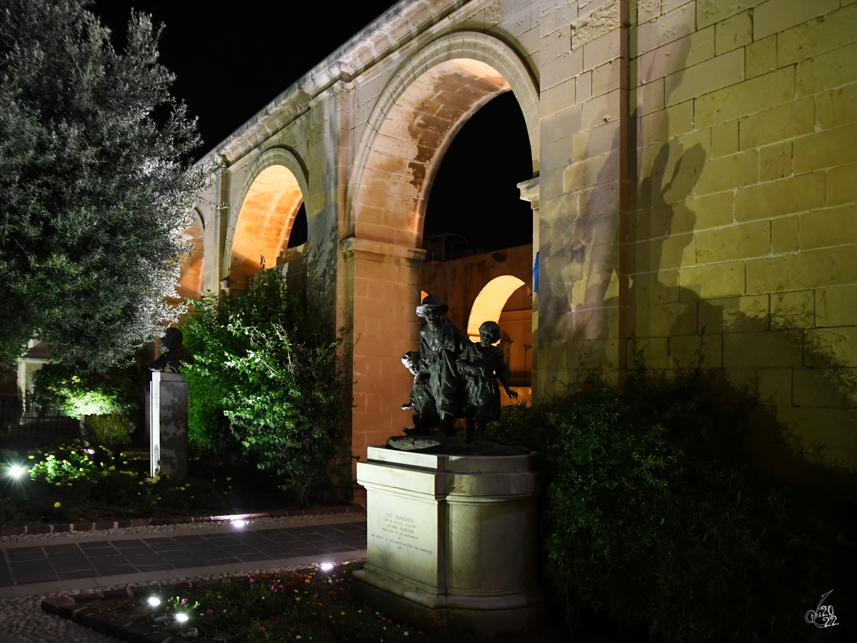 In den Upper Barrakka Gardens (Il-Barrakka ta’ Fuq) befindet sich unter anderem die Bronzeskulptur  Die Zeitungsjungen  (Les Gavroches). (Valletta, Oktober 2017)
