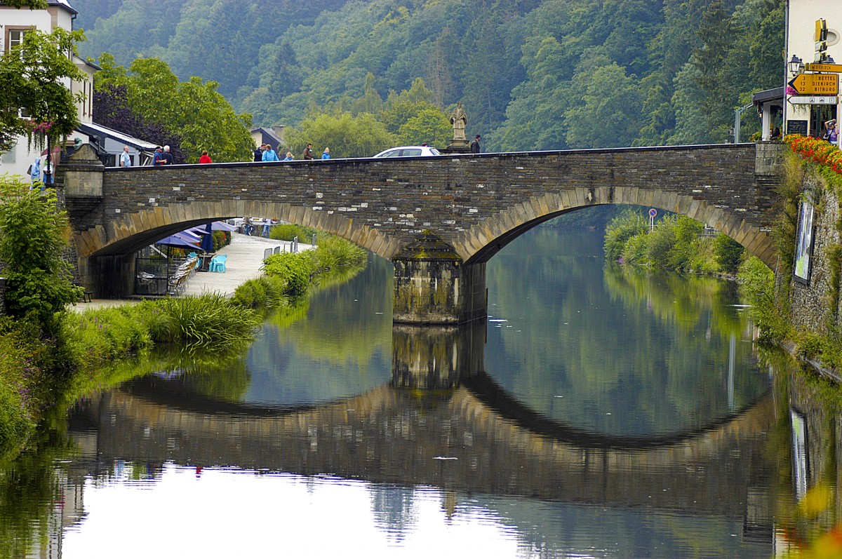 In Vianden fhrt diese alte Brcke ber die Our. Aufnahme: August 2007.