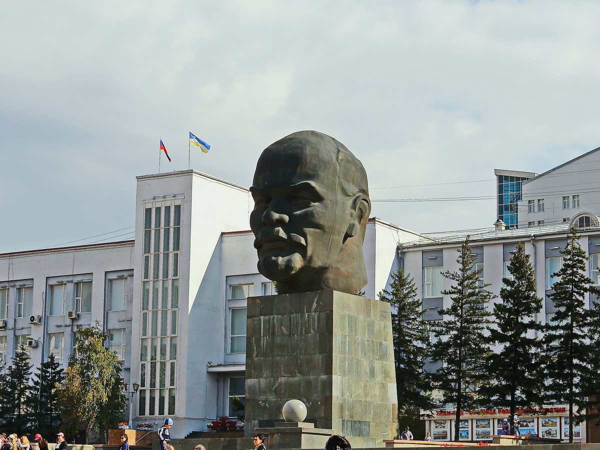 In vielen Stdten wie auch in Ulan-Ude zu sehen. Hier der der grte Leninkopf der Welt mit seiner Hhe von 5 Metern  besucht am 17. September 2017. 
sondern . Als Material wurde Bronze und nicht wie in vielen Quellen zu sehen ist Granit verwendet.