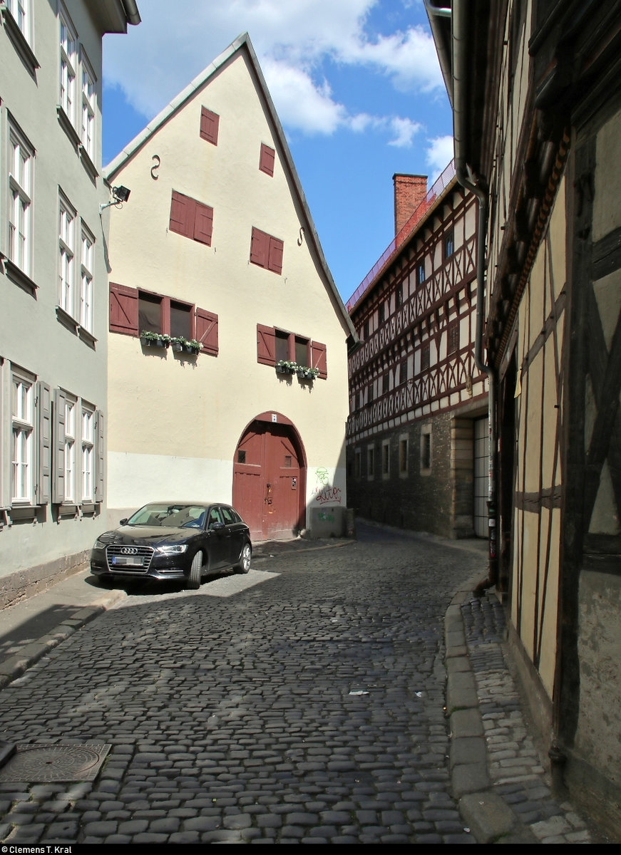 In der Waagegasse in Erfurt ist das mittelalterliche Flair noch hautnah sprbar. Nur leider will der dort geparkte PKW einfach nicht ins Bild passen...
[3.6.2019 | 15:11 Uhr]