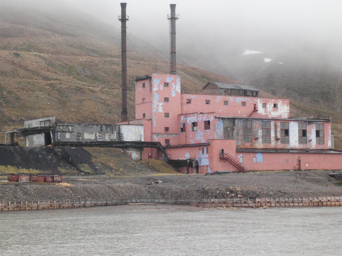 Industrieanlage in Barensburg am 05.07.2013. Barensburg ist eine russische Bergarbeitersiedlung am Isfjord auf der norwegischen Insel Spitzbergen. Barentsburg wurde 1932 gegr�ndet und ist nach Longyearbyen der zweitgr��te Ort auf der Insel.